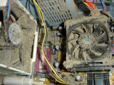 Кулер компьютера покрыт пылью