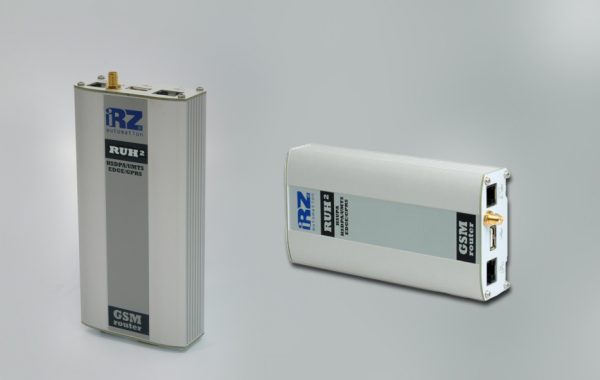 Промышленный роутер iRZ RUH2 в горизонтальном и вертикальном положениях