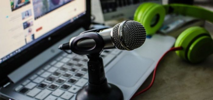 микрофон на рабочем столе ноутбук